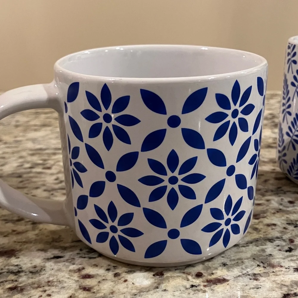 Set of 2 Blue and White Ceramic Mugs Floral and Leaf Pattern 14 oz - Picture 2 of 6